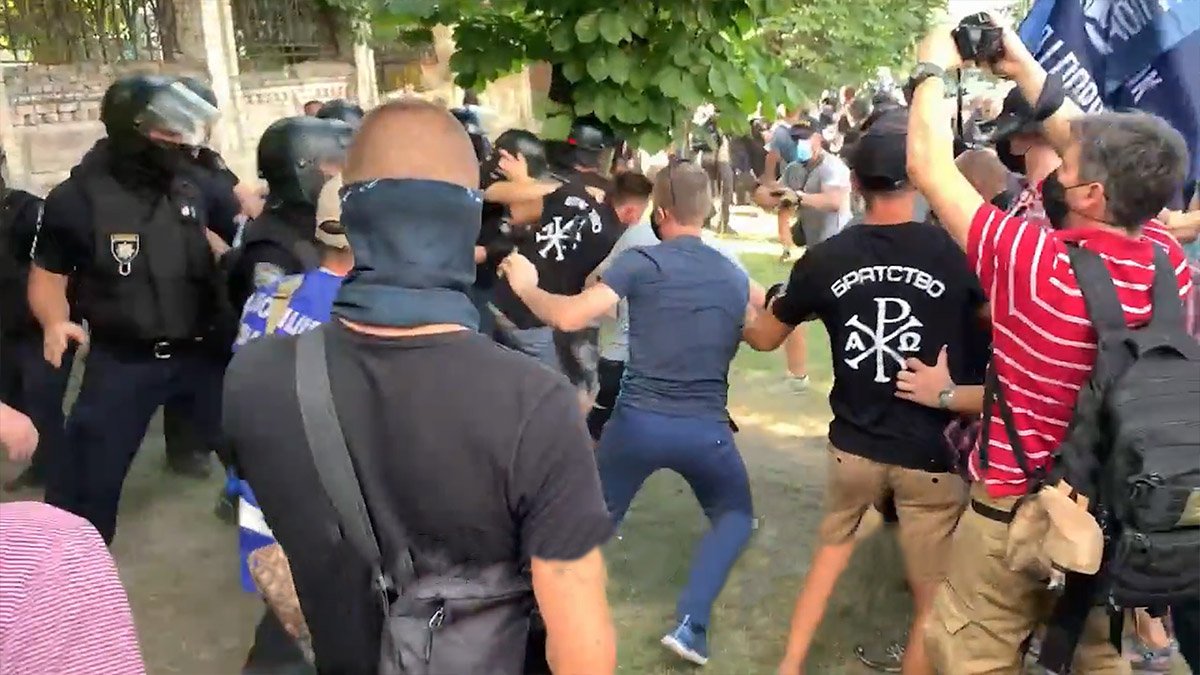 У Києві під Офісом президента агресивні молоді люди влаштували сутички з поліцією перед початком ЛГБТ-прайду