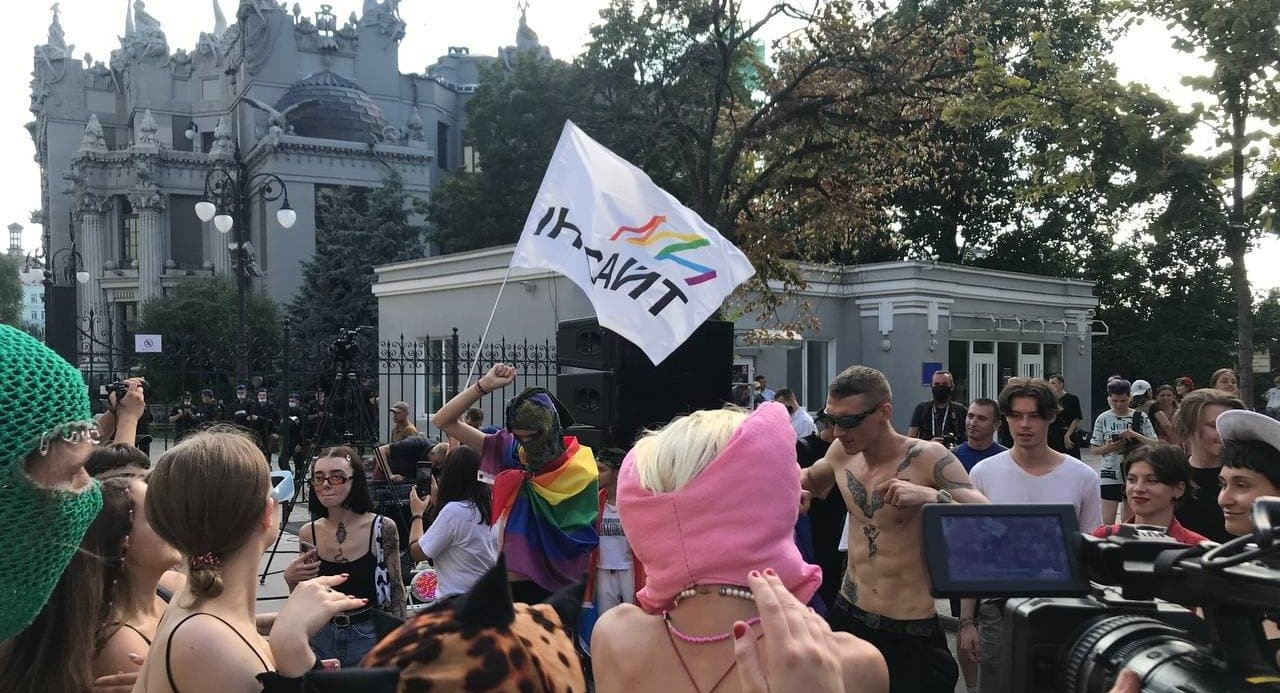 Як проходить ЛГБТ-рейв під Офісом Президента в Києві: фото і відео