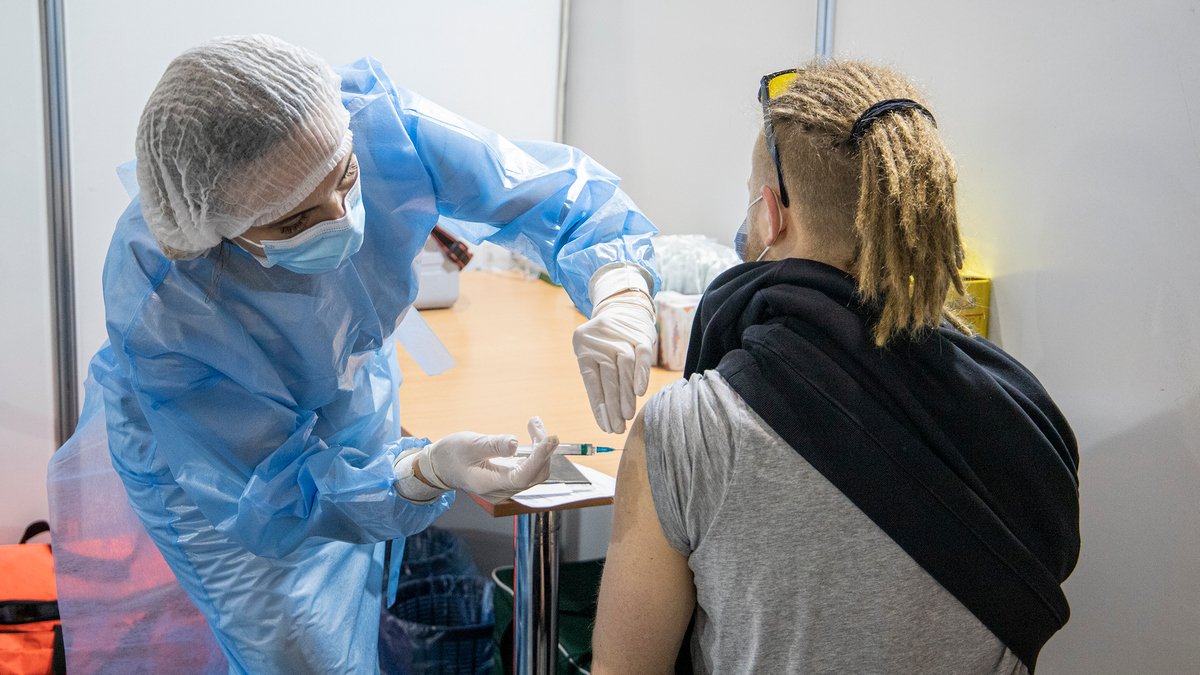 В Україні працює понад 350 центрів вакцинації населення від COVID-19 - Ляшко