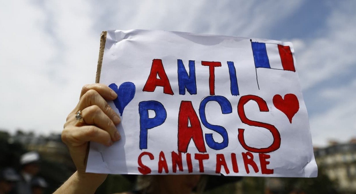 Парижане снова бастуют против санитарных COVID-паспортов: полиция применила слезоточивый газ