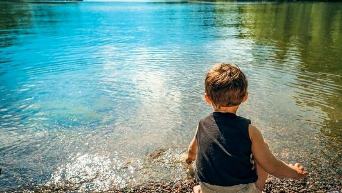 Как безопасно отдыхать возле воды с детьми: главные правила