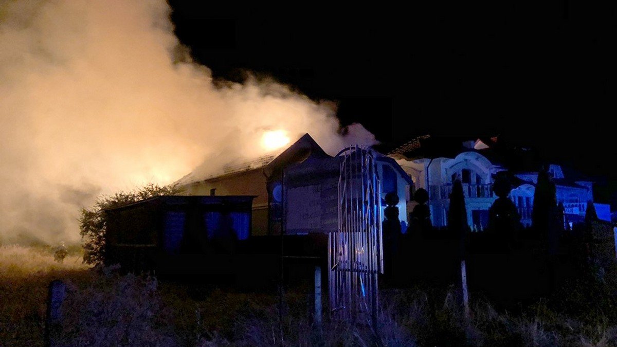 На Закарпатті через удар блискавки загорівся приватний будинок. Пожежу гасили 4 години