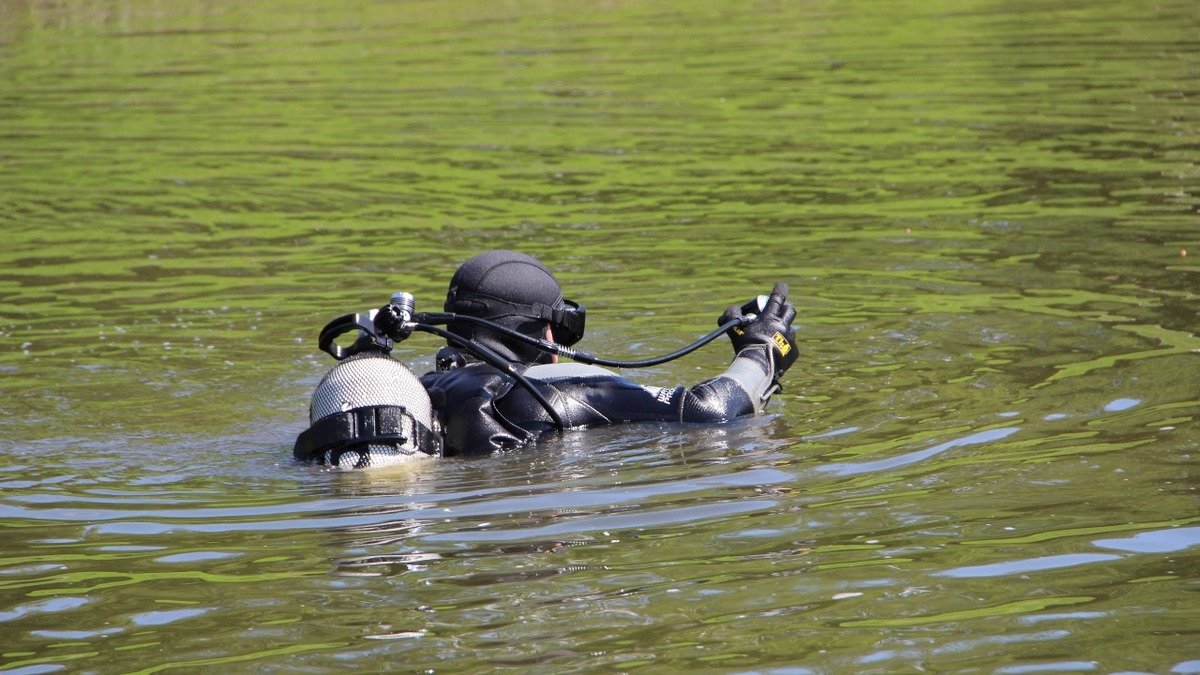 У Черкаській області дружина з чоловіком вирішили переплисти річку на спір. Чоловік потонув, жінку шукають водолази
