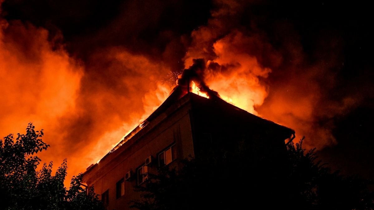 Масштабный пожар в Запорожье — сгорела крыша 4-этажного дома. Жильцов временно поселили в общежитии колледжа