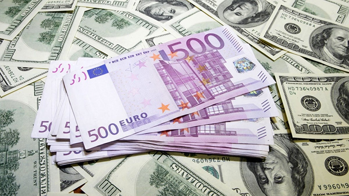Курс валют на 4 августа в Украине: доллар держит позицию, евро подешевел