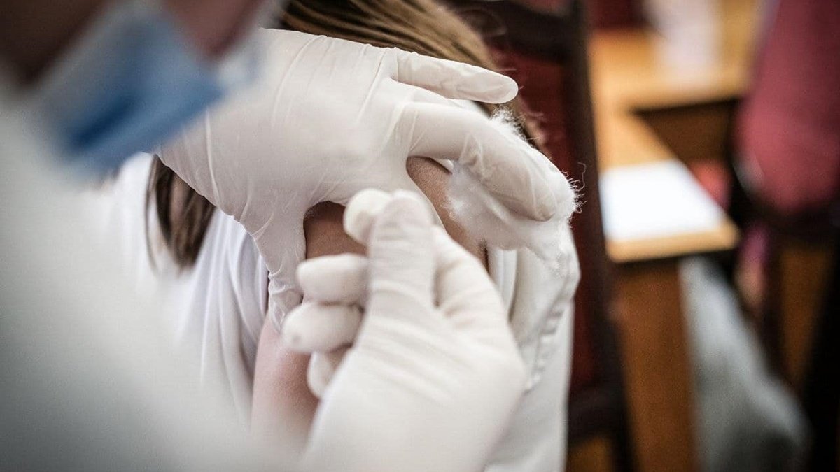 В Украине впервые вакцинировали от коронавируса детей