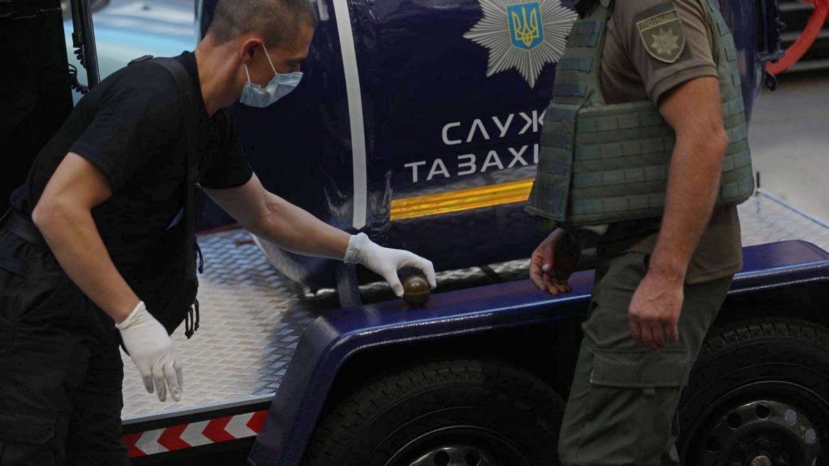 В Киеве мужчина захватил Кабмин и угрожал подорвать себя: на него завели 4 уголовных дела