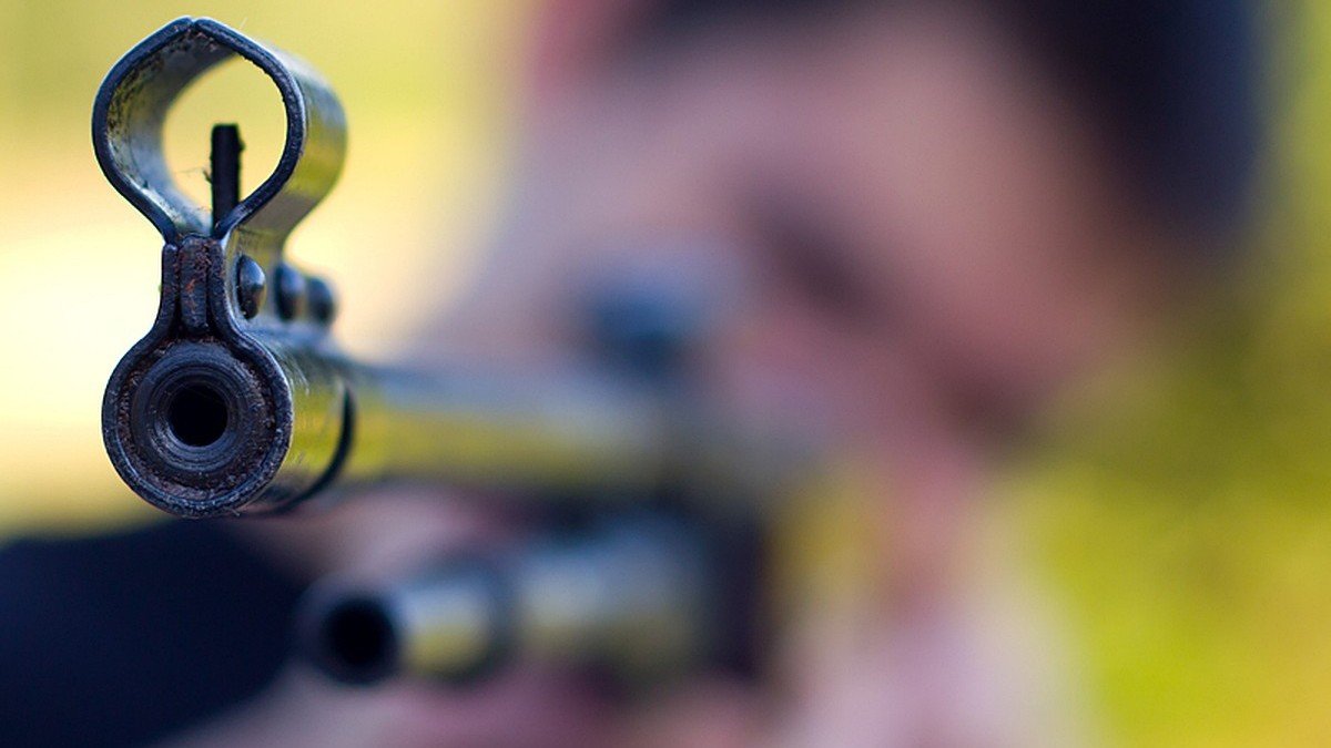 В Днепре 10-летний мальчик выстрелил в себя из папиной винтовки