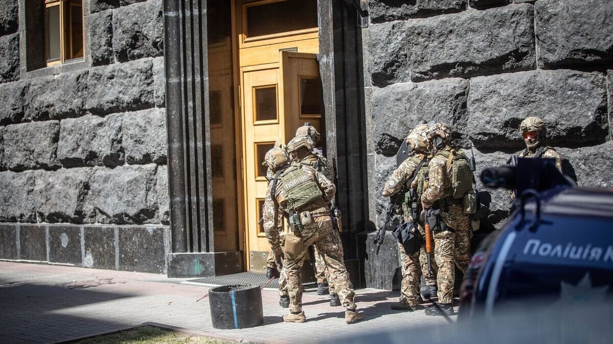В МВД показали задержание ветерана войны с РФ, ворвавшегося в Кабмин с гранатой: видео