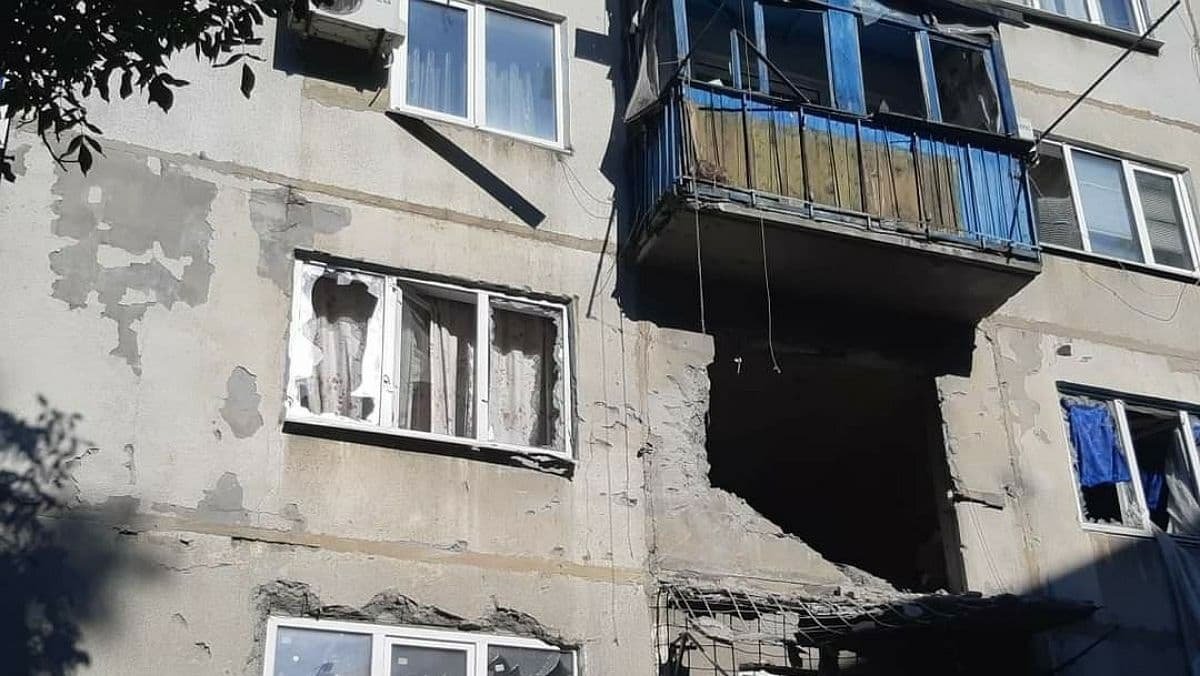 Боевики обстреляли жилой дом в Красногоровке: есть раненый