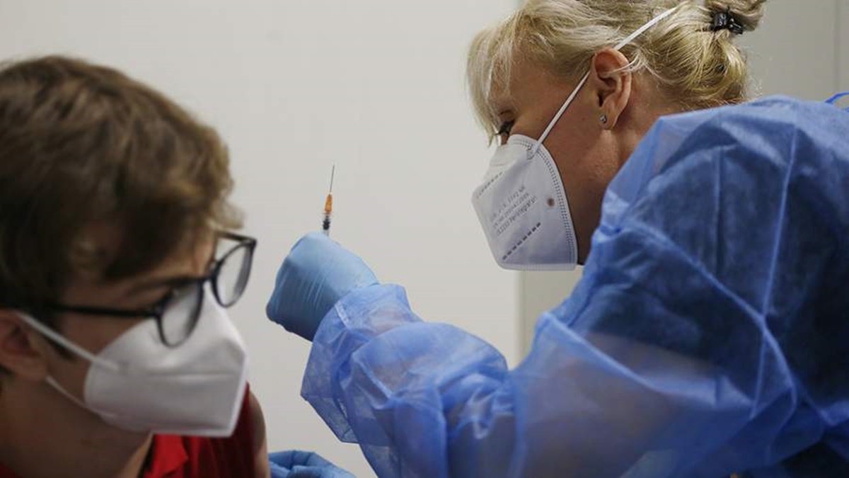 В Великобритании подростки смогут вакцинироваться от коронавируса без разрешения родителей