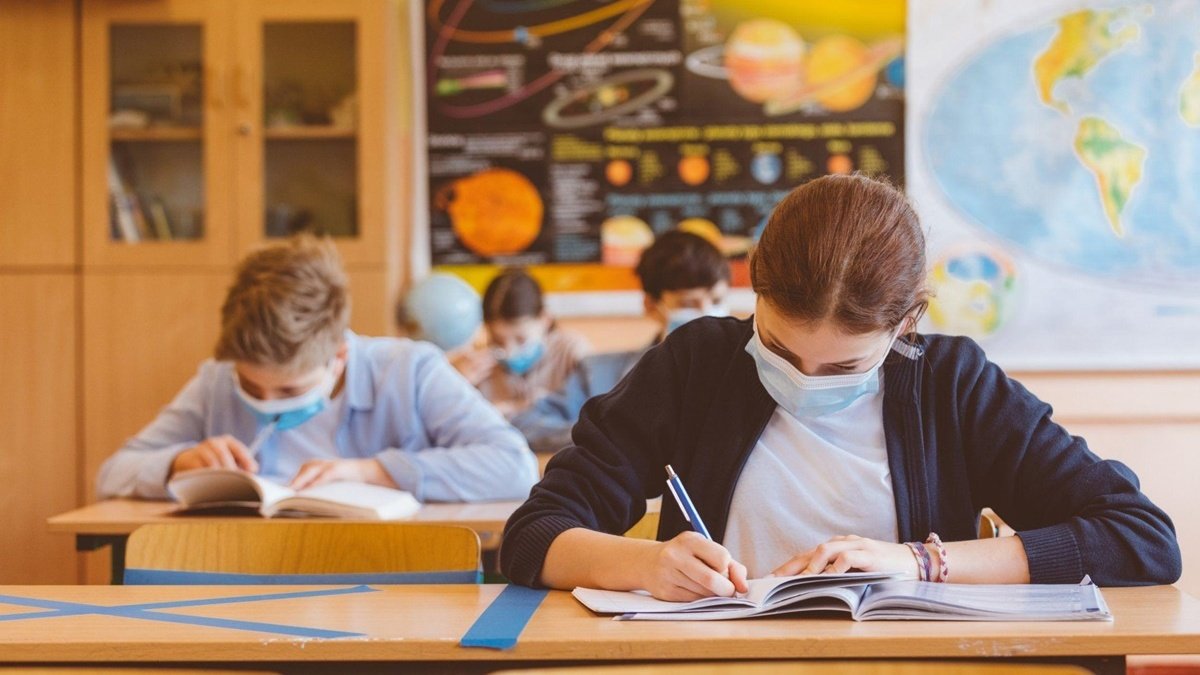 Вакцинировано мало учителей: в Херсонской области некоторые школы будут работать дистанционно