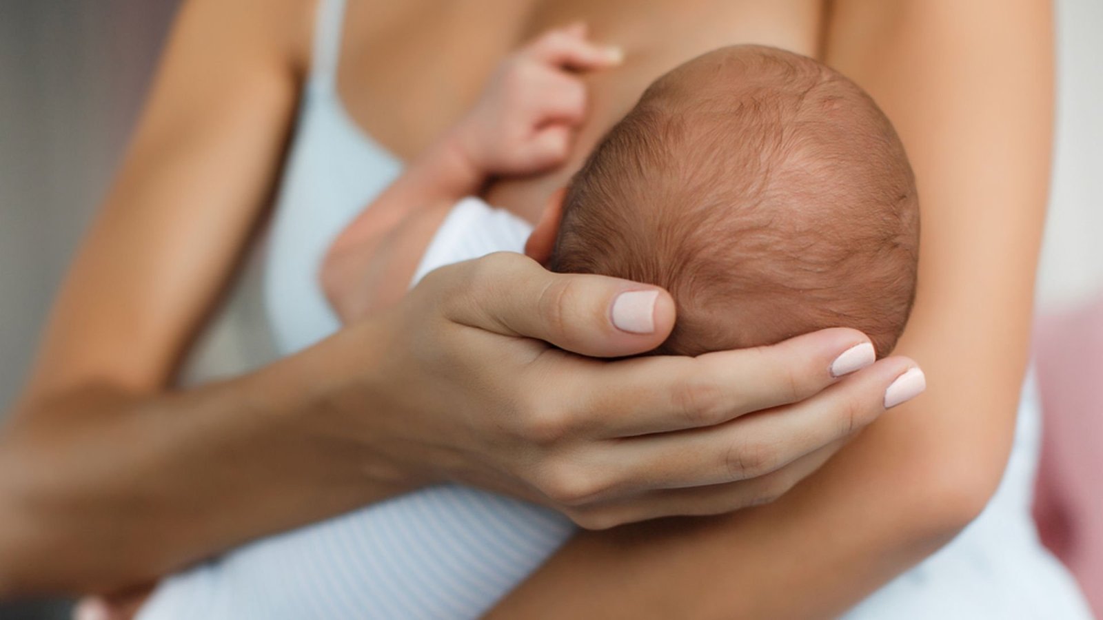 В ВОЗ рассказали, могут ли матери кормить ребенка грудью, когда заражены COVID-19