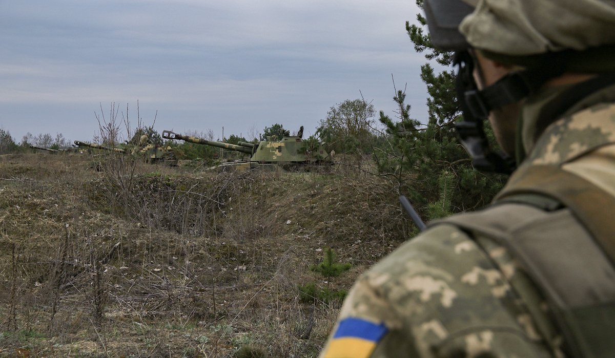 Бойовики на Донбасі сім разів обстріляли українські позиції і Красногорівку, важко поранивши місцевого жителя