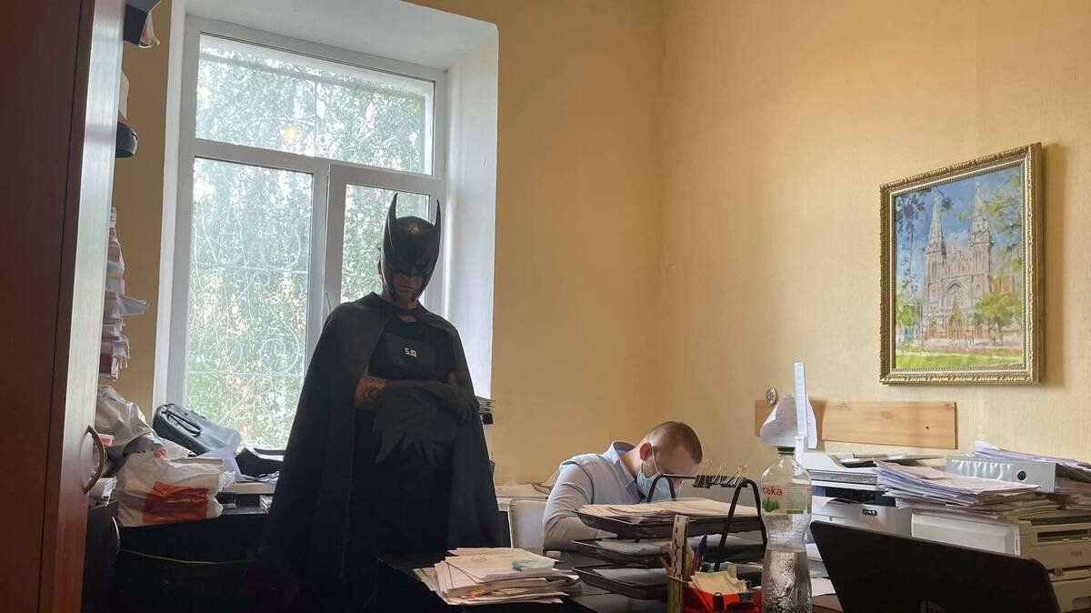 Экс-нардеп прибыл на допрос в Печерское управление полиции в костюме Бэтмена