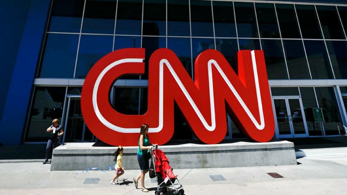 Телеканал CNN уволил трёх сотрудников за отказ вакцинироваться от COVID-19