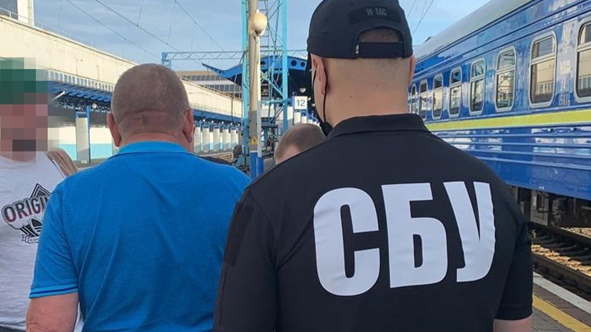 В Киеве на вокзале задержали экс-руководителя подразделения «Укрзалізниці»: он присвоил почти 1 млн гривен на «ремонте» техники