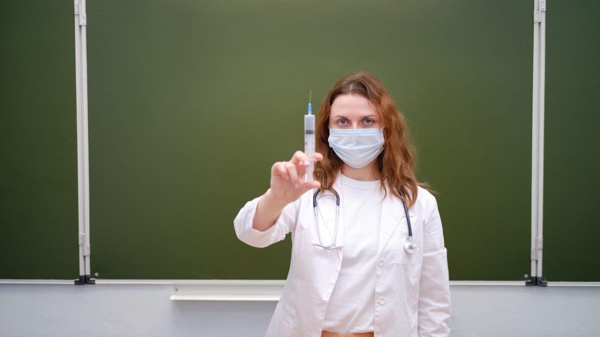 В Украине признали незаконным недопуск к работе учителей, отказавшихся вакцинироваться