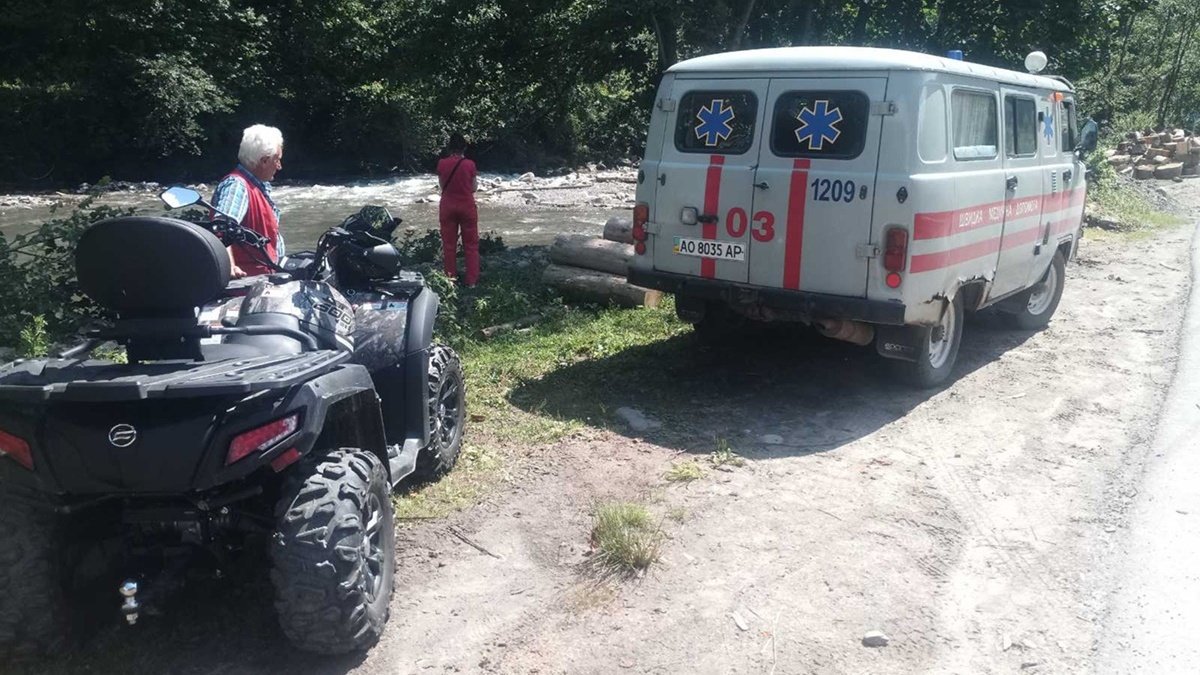 В Карпатах группе туристов стало плохо: трех детей доставили в больницу