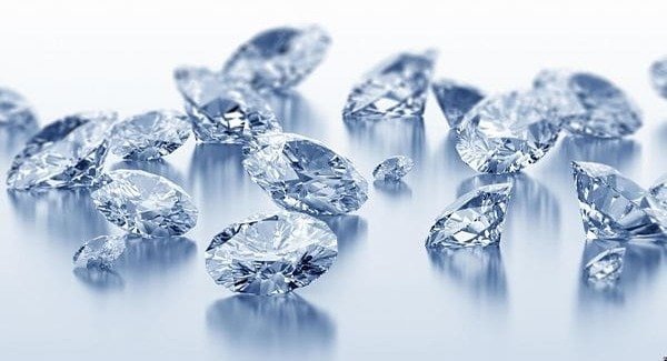 У Китаї створили скло, яке володіє напівпровідниковими властивостями, і при цьому твердіше за алмаз