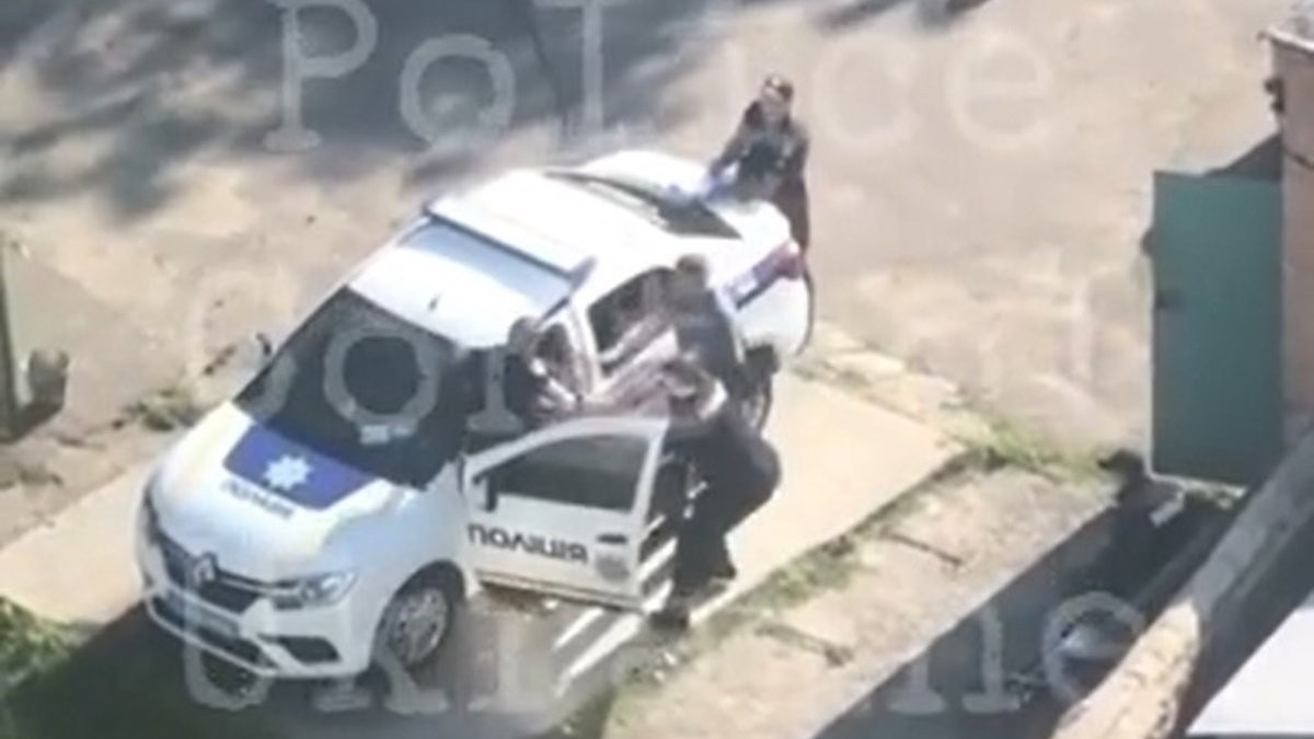 Драка полицейских в Киевской области попала на видео. Проводится служебная проверка