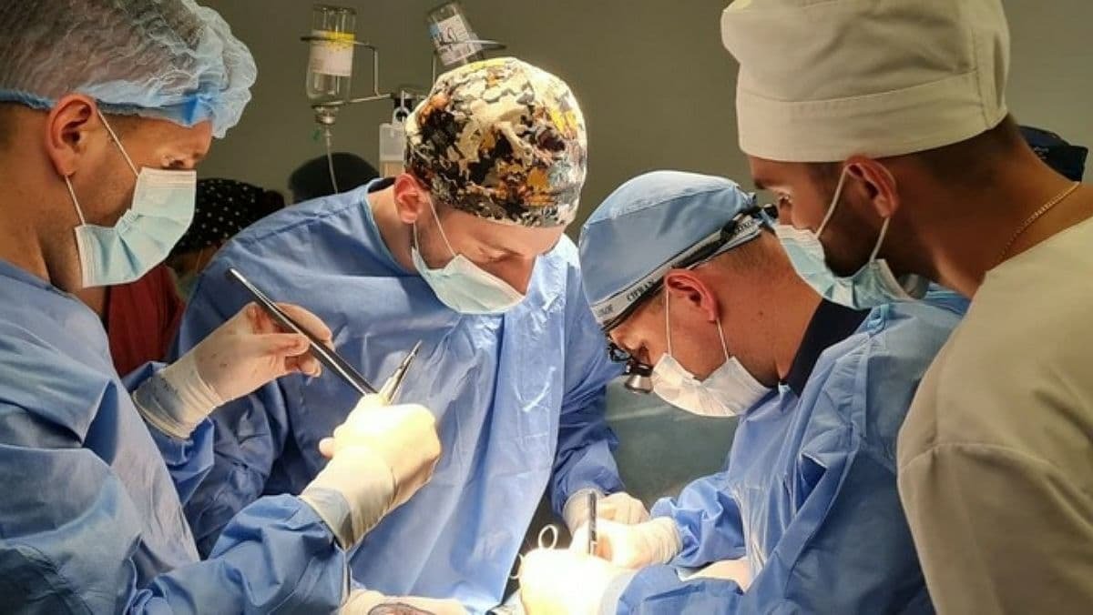 В Ивано-Франковске медики впервые провели родственную трансплантацию почки