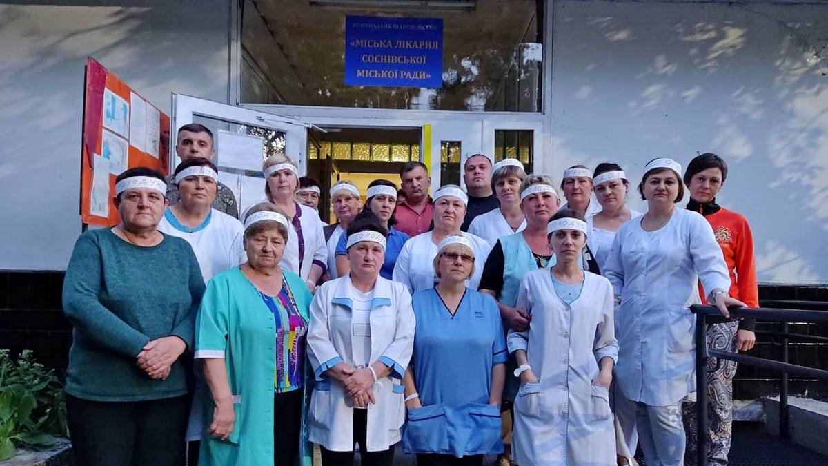 Врачам больницы во Львовской области почти полгода не платили зарплаты. Они объявили голодовку