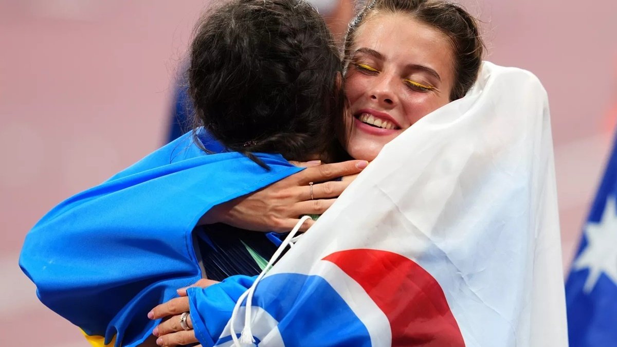 У Міноборони поговорили з легкоатлеткою Магучіх з приводу її обіймів зі спортсменкою з РФ