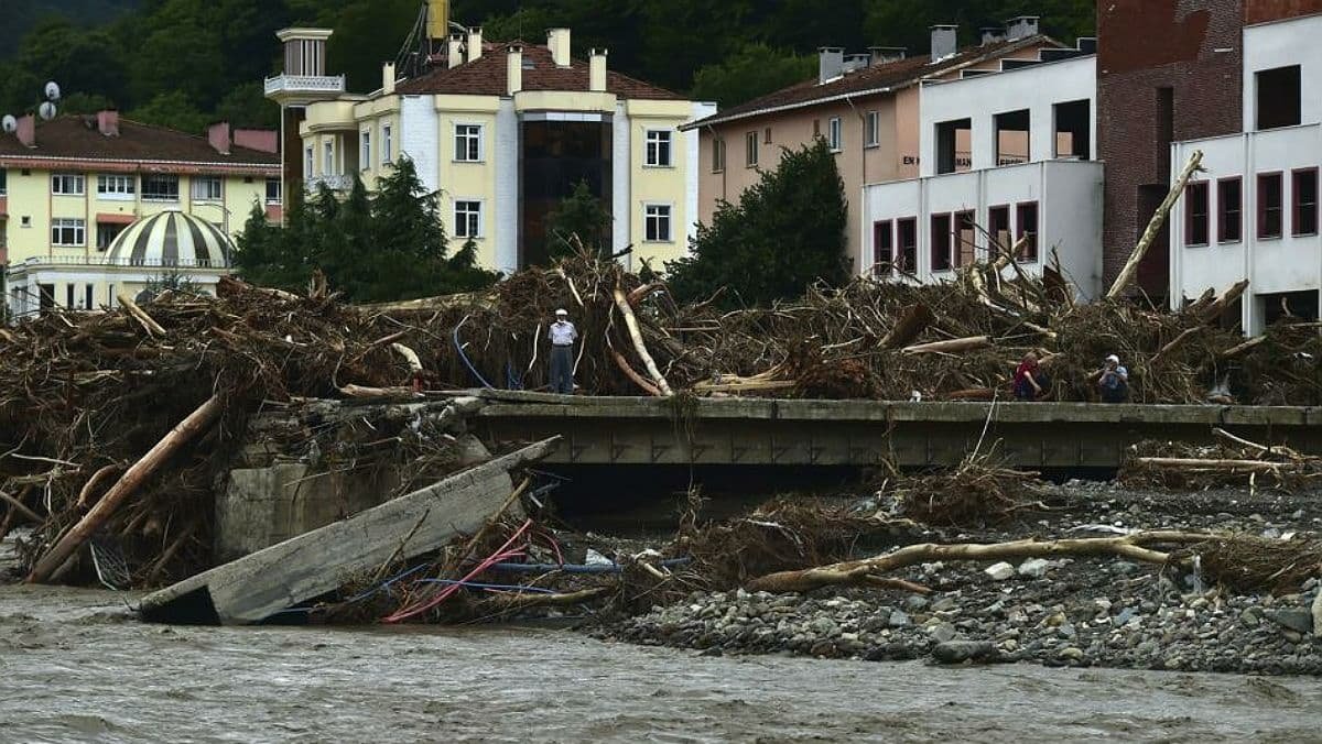 В Турции из-за наводнения погибли почти 60 человек, ещё десятки пропали без вести