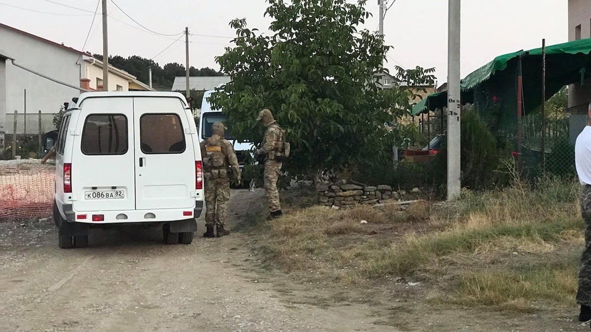 В оккупированном Крыму российские силовики провели обыски у крымских татар: задержали 5 человек