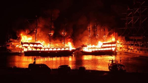 На одном из турецких курортов сгорели 4 судна: люди прыгали в воду, чтобы спастись