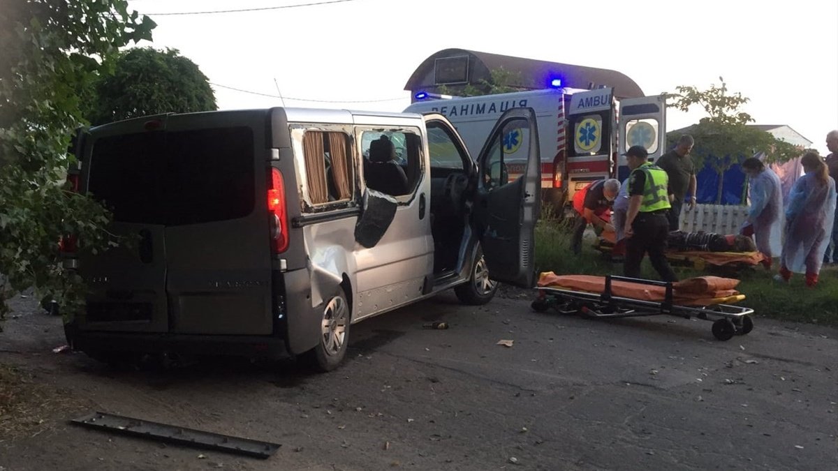 В Черкассах пьяный водитель микроавтобуса врезался в дерево: погибла девушка, семь человек травмированы