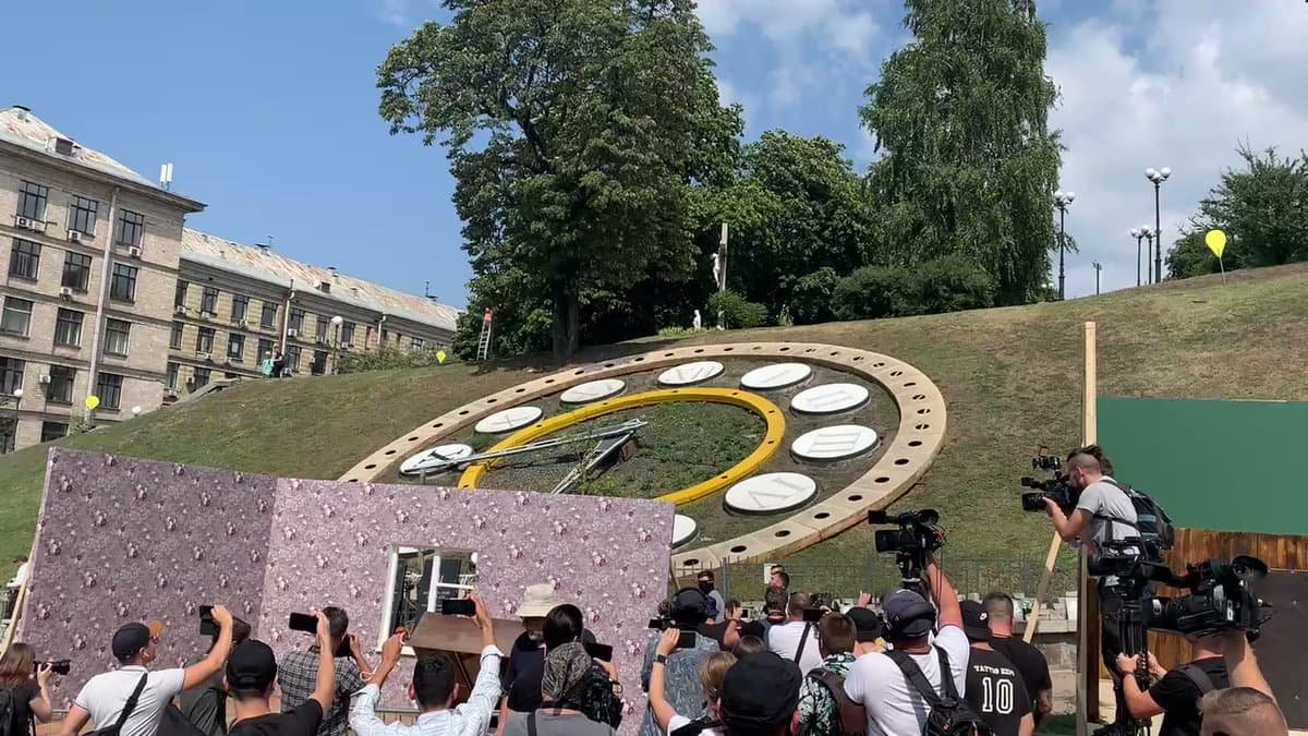 В Киеве на Аллее Героев Небесной снесли декорации с советским интерьером: есть задержанные