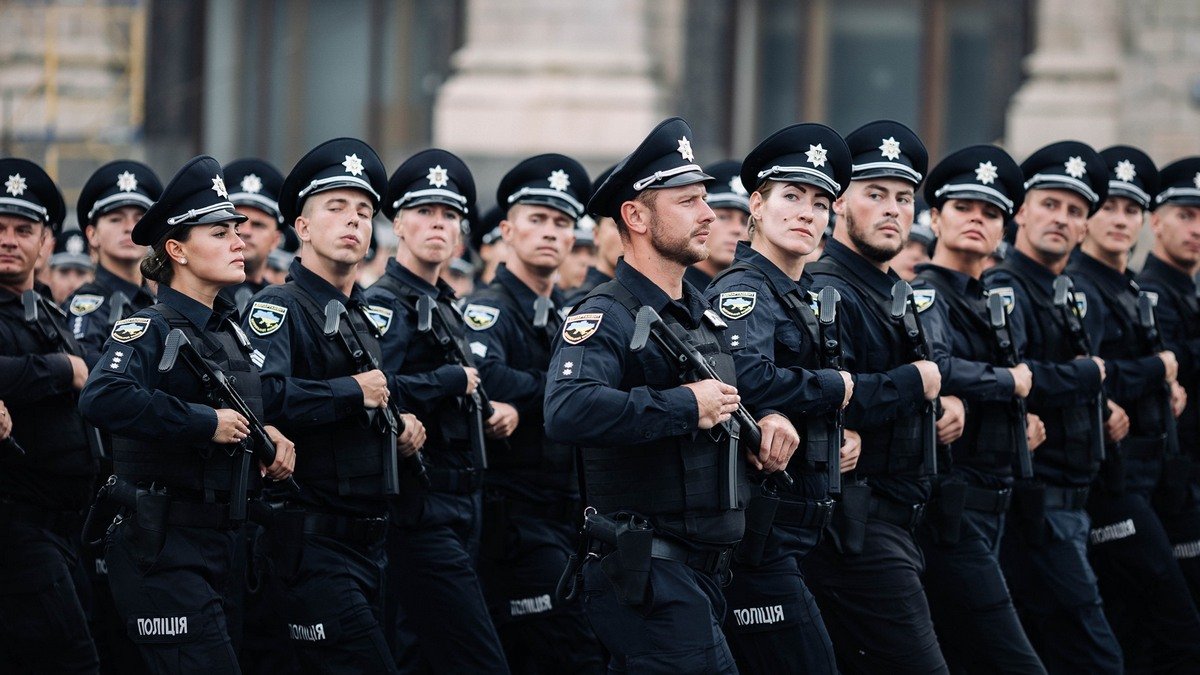 В параде войск ко Дню независимости Украины примут участие патрульные. Фото с репетиции