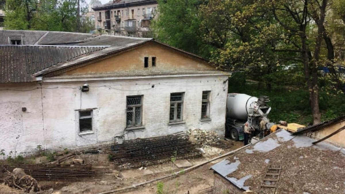 В Киеве строительной техникой уничтожили дом Барбана конца XIX века