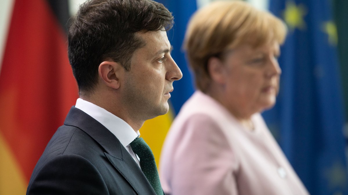 Зеленский заявил, что у Германии не получится "усидеть на двух стульях" в отношениях с Украиной и РФ