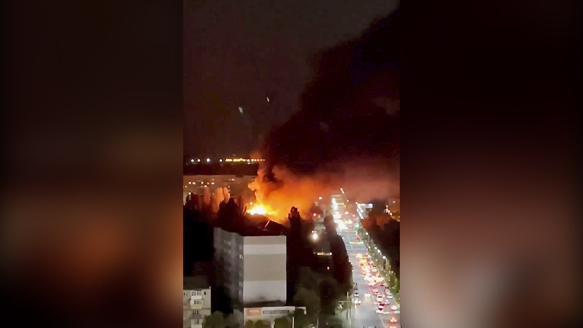 Масштабный пожар в Броварах - горят две квартиры и крыша 5-этажного дома