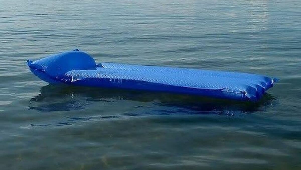 В Кирилловке двух человек унесло в открытое море на надувном матрасе