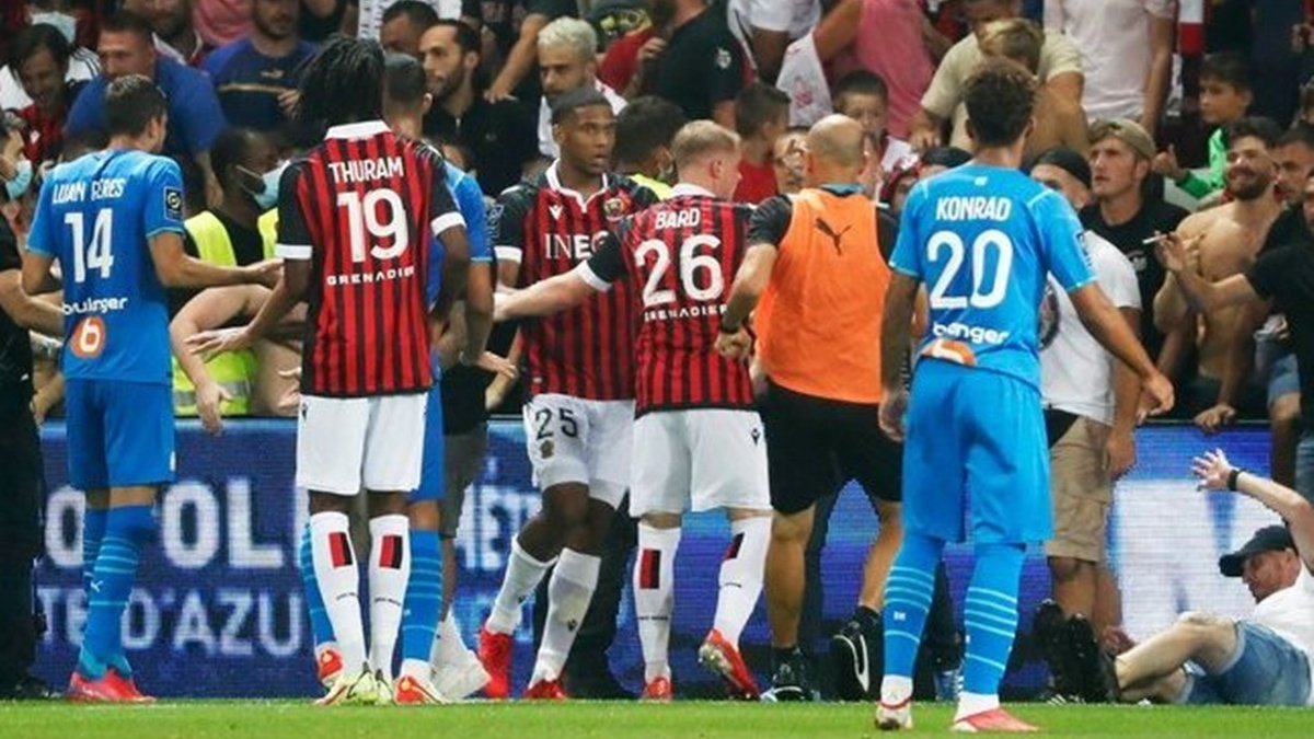 Болельщики напали на футболистов во время матча Ницца – Марсель: игру отложили