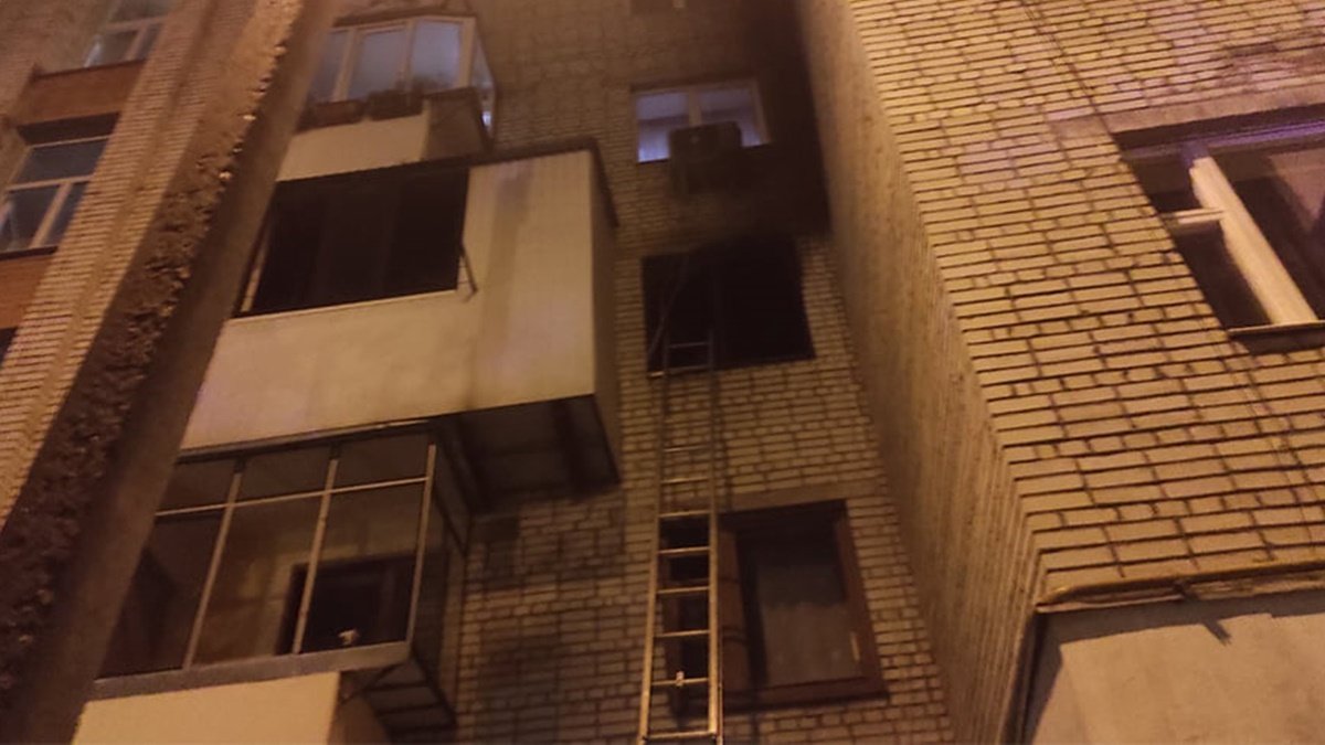 Во Львове из-за пожара в пятиэтажке погиб мужчина, еще 10 человек эвакуировали
