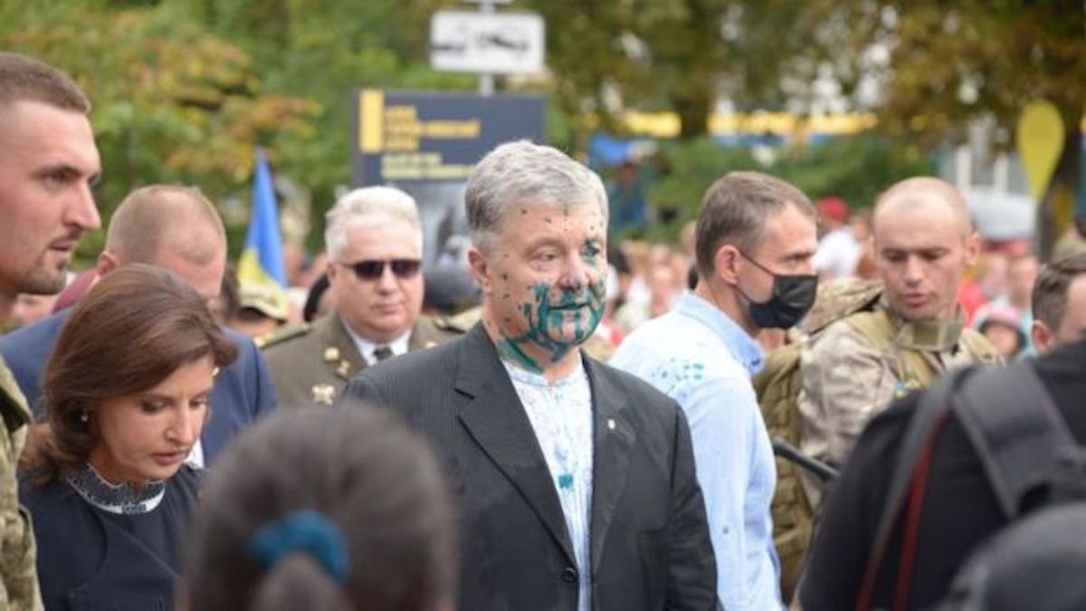 Нападение с зеленкой: у Зеленского отреагировали на обвинения Порошенко