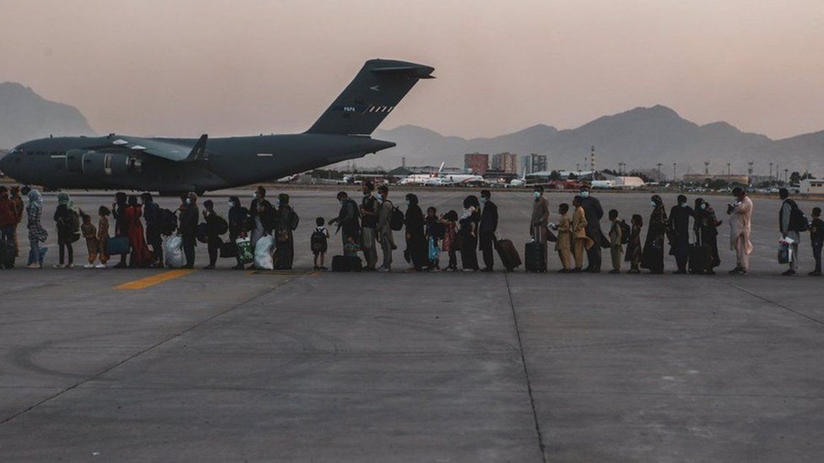 Австралия, США и Великобритания просят людей покинуть аэропорт Кабула из-за угрозы теракта