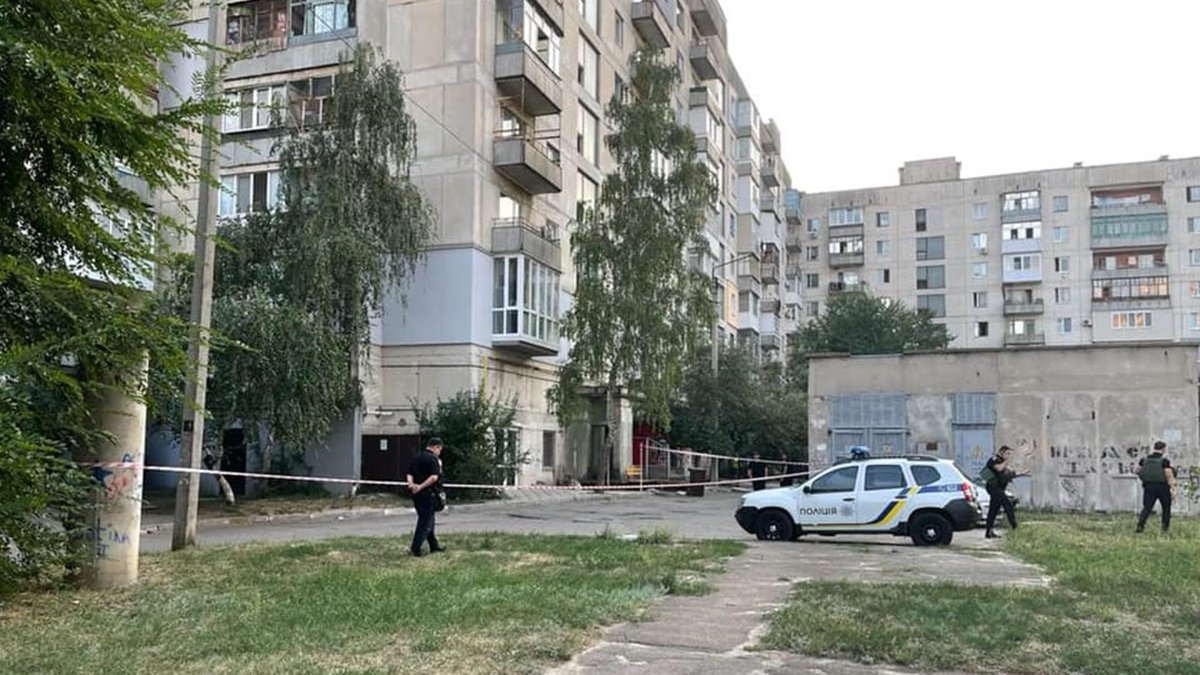 В Северодонецке нашли предмет с проводами и мобильным телефоном возле подъезда многоэтажки: эвакуировали всех жильцов