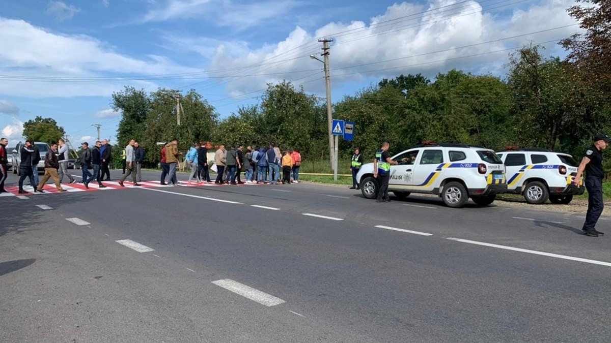 На Прикарпатье 60 человек перекрыли трассу из-за плохого состояния дороги