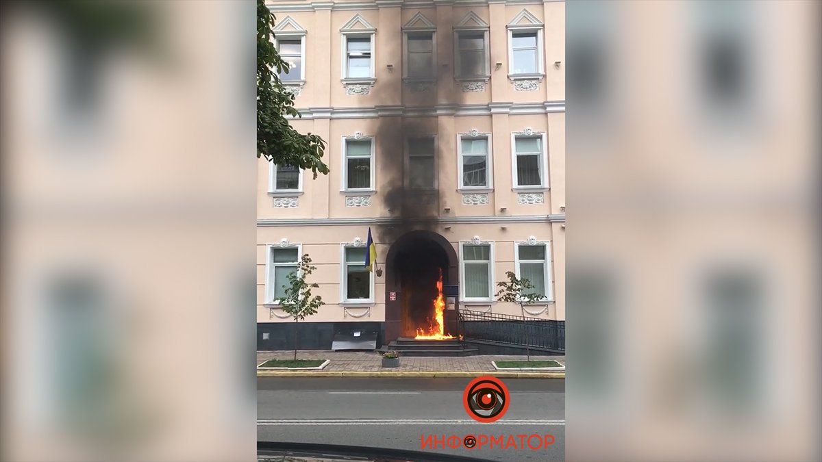У Києві підпалили офіс Уповноваженої з прав людини: відео