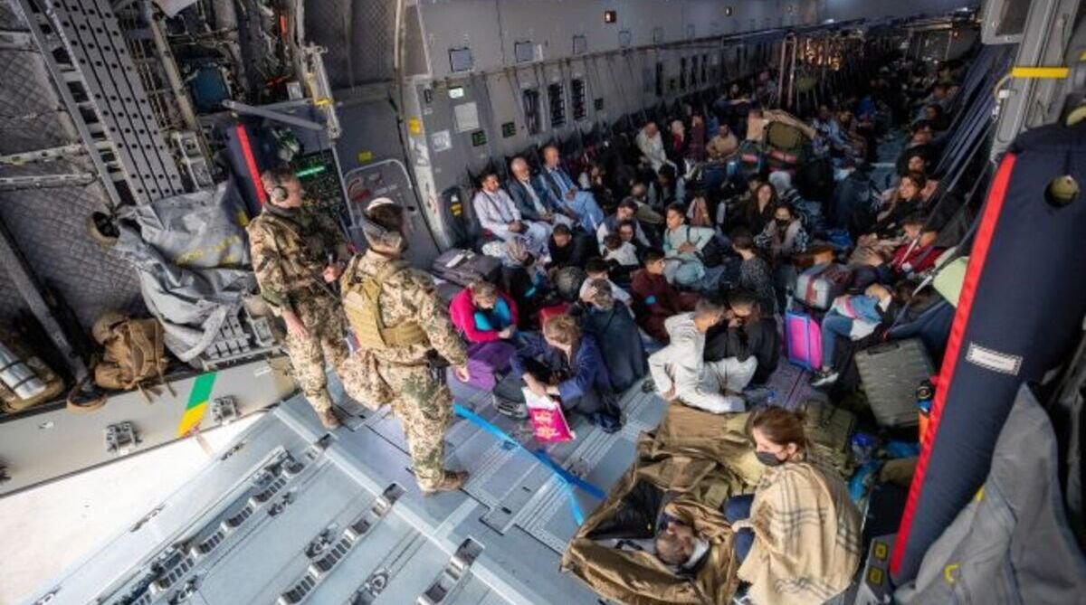 Україна евакуювала з Афганістану ще близько 400 своїх громадян і співробітників американської преси