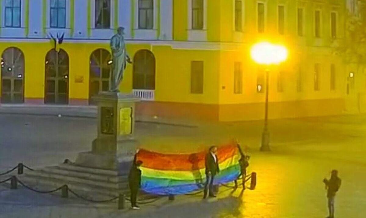 В Одессе проходит ЛГБТ-парад: полиция перекрыла проход к бронзовому Дюку