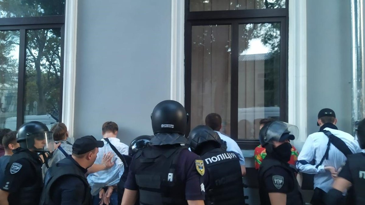 Бійка з поліцейськими після «Маршу рівності» в Одесі: затримали 61 людину