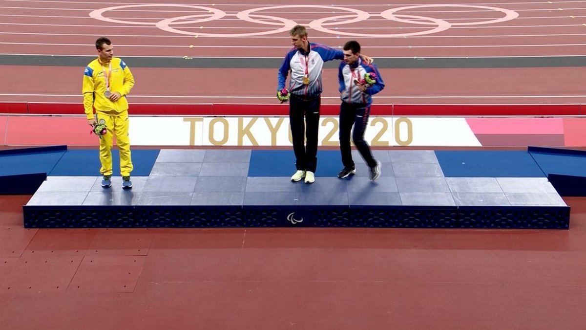 Украинский спортсмен, который взял "серебро" на Паралимпийских играх в Токио, отказался фотографироваться с бегунами из России