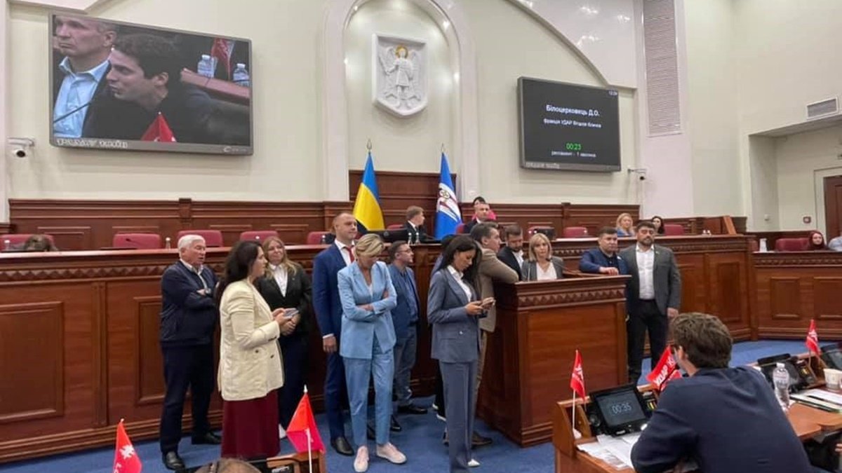 В Киевсовете депутаты заблокировали трибуну: в зале объявили перерыв
